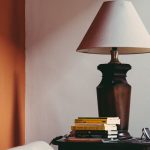 Jak odnowić starą lampę z abażurem i zyskać modny dodatek do domu? Poradnik