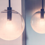 Lampy kule - do jakich pomieszczeń i stylów wnętrz pasują?